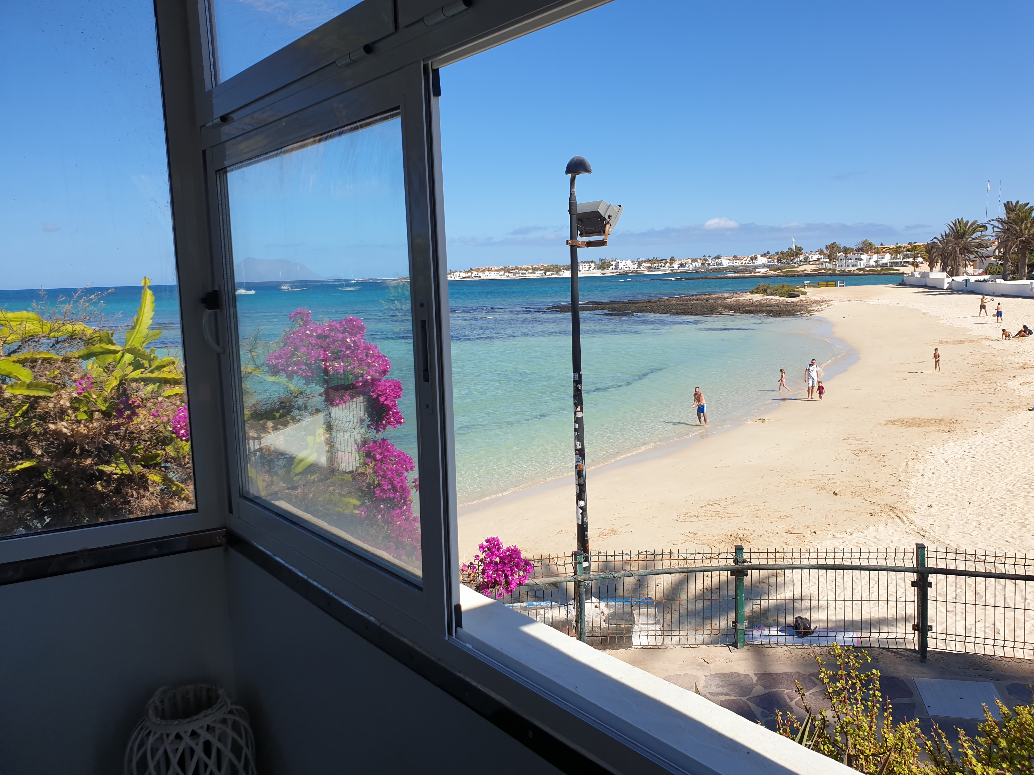 Fachada del alojamiento frente al mar